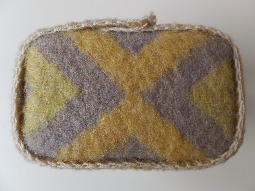 Paars met geel rechthoek, karakter van wollen deken uit ‘Geborgen herinneringen’ (Salvaged memories) van Jeanne de Bie textielkunst over verleden