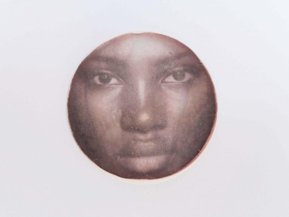 Close-up van karakter met portret in het beeldende kunstwerk Delf mijn gezicht op door Jeanne de Bie, inspiratie Vivian Maier, Huub Oosterhuis.